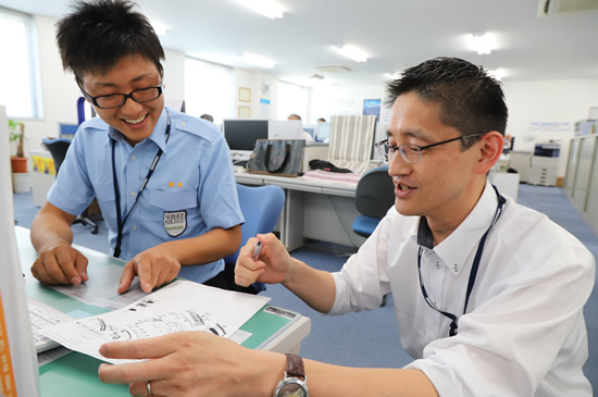 カタログでは分からない部分は、サービスのメンバーとも連携してお客さまのニーズに答えます