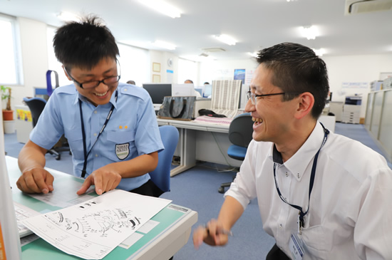 カタログでは分からない部分は、サービスのメンバーとも連携してお客さまのニーズに答えます