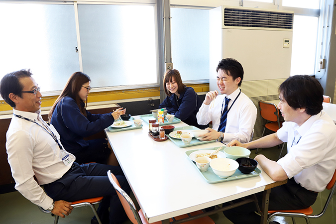 食堂で同期や先輩と昼食を