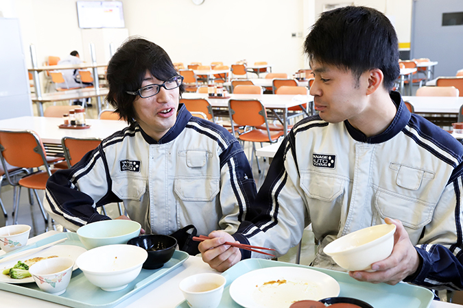 安くて、多くて、美味しい社食で同期と昼食！