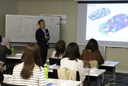 基礎知識についての座学風景